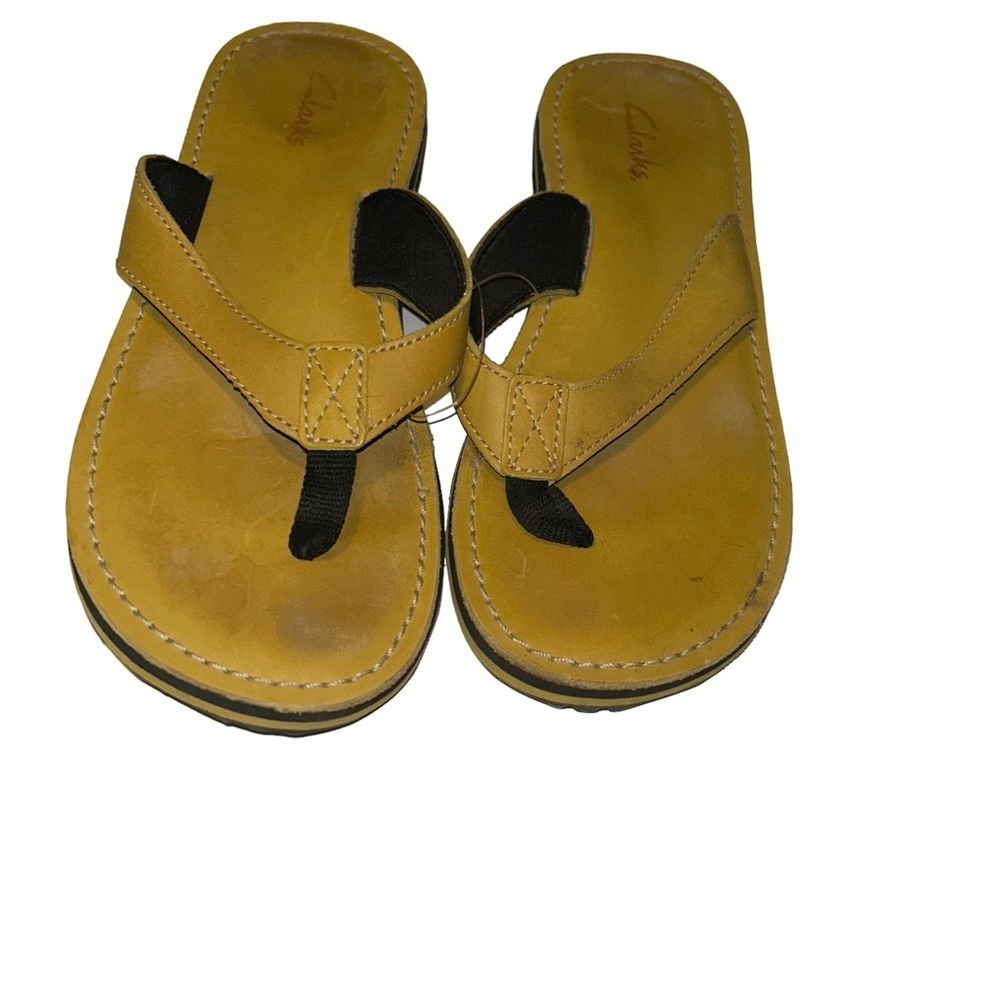 𝅺Women Clarks yellow mustard leather flip flops sandals size 9